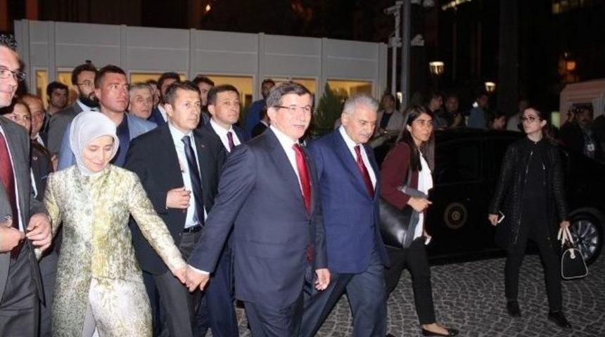 Başbakan Davutoğlu&rsquo;ndan Eşiyle El Ele İzmir Turu