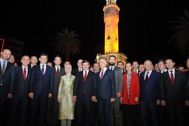 Başbakan Davutoğlu’ndan Eşiyle El Ele İzmir Turu