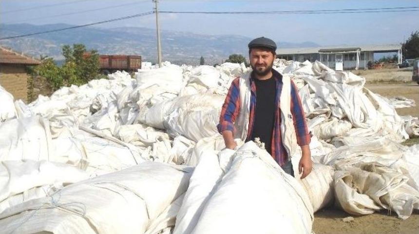 Beyaz &Ouml;rt&uuml;ler Masa Sandalye Olarak Geri D&ouml;n&uuml;yor