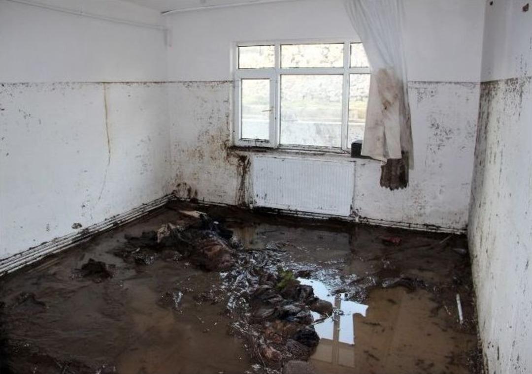 Sel, Şimşek Ailesinin Her Şeyini Elinden Aldı