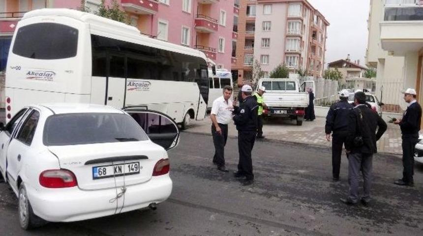&Ouml;ğrenci Servisi Kaza Yaptı: 4 Yaralı