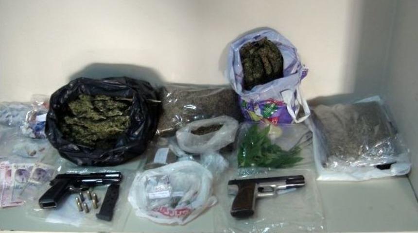 Gaziosmanpaşa&rsquo;daki Narkotik Operasyonu Polis Kamerasında