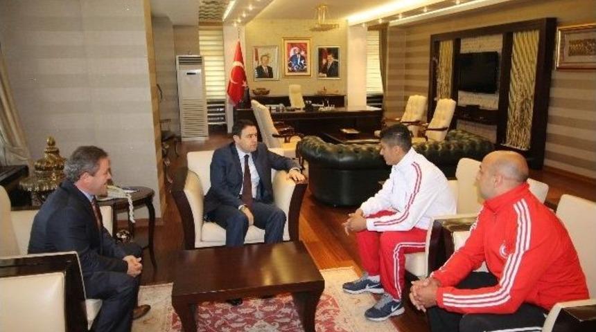 Vali Işın Dünya İkincisi Boksörü Kabul Etti