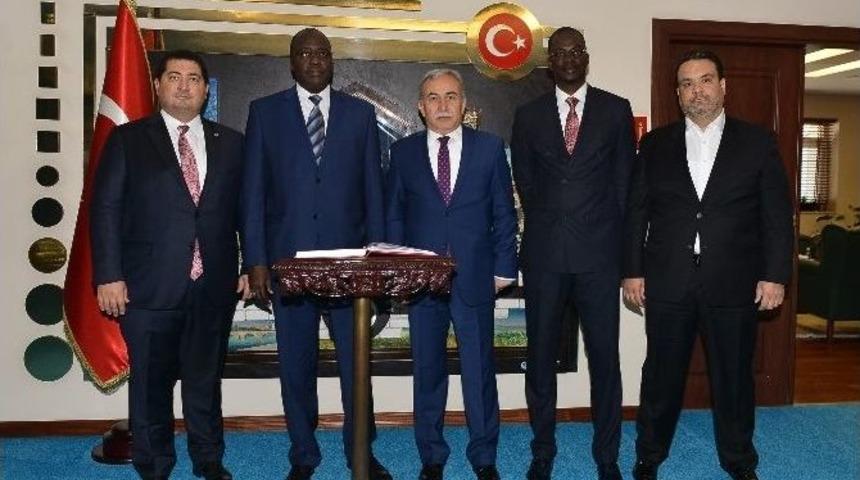 Senegal B&uuml;y&uuml;kel&ccedil;isi Mbacke&rsquo;den Vali B&uuml;y&uuml;k&rsquo;e Ziyaret