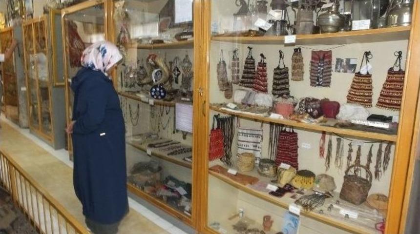 Edremit&rsquo;deki K&ouml;y M&uuml;zesinin 70 &Uuml;lkeden Ziyaret&ccedil;ileri Var