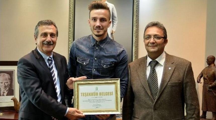 Eskişehirsporlu Futbolcudan Sokak Hayvanları İ&ccedil;in Anlamlı Destek