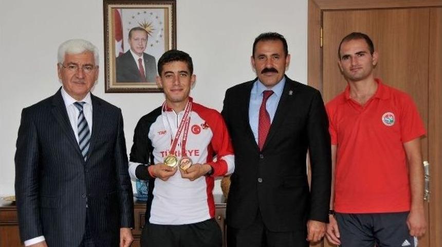 Vali Koca, Başarılı Sporcuları &Ouml;d&uuml;llendirdi