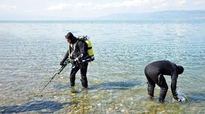 Balık Adamlar Kayıp Emlak&ccedil;ı Kadının Cep Telefonunu Bulmak İ&ccedil;in İznik G&ouml;l&uuml;n&uuml; Taradı