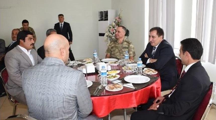 Vali K&uuml;&ccedil;&uuml;k Jandarma&rsquo;da Korucularla Buluştu