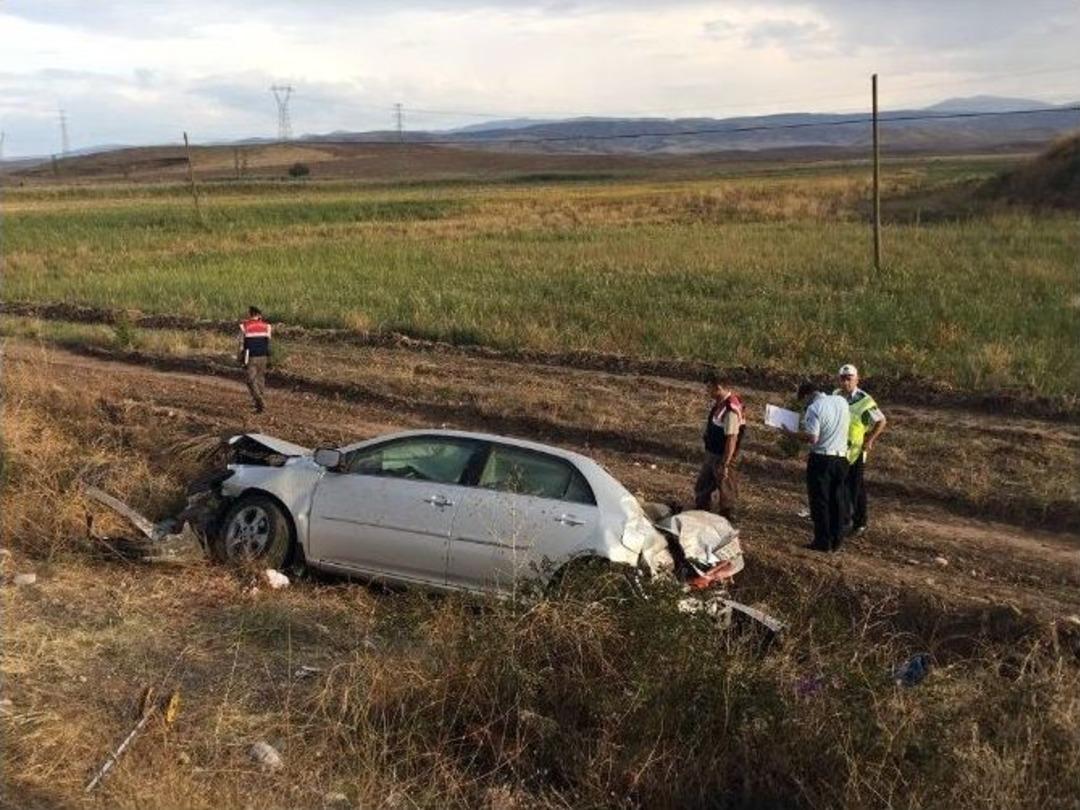 &Ccedil;orum&rsquo;da Otomobil Şarampole Devrildi: 1 &Ouml;l&uuml;, 2 Ağır Yaralı