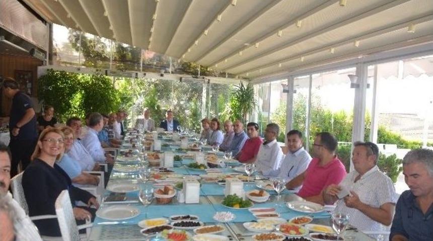 Chp Genel Başkan Yardımcısı Tezcan, Muhtarlarla Kahvaltıda Buluştu