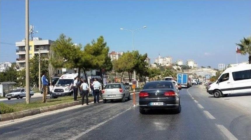 Kuşadası&rsquo;nda &Ccedil;evre Yolunda Trafik Kazası; 1 Yaralı