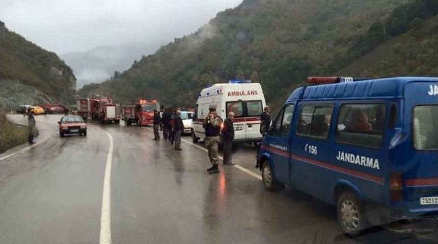 Otomobil 150 Metrelik U&ccedil;uruma Yuvarlandı: 4 Yaralı