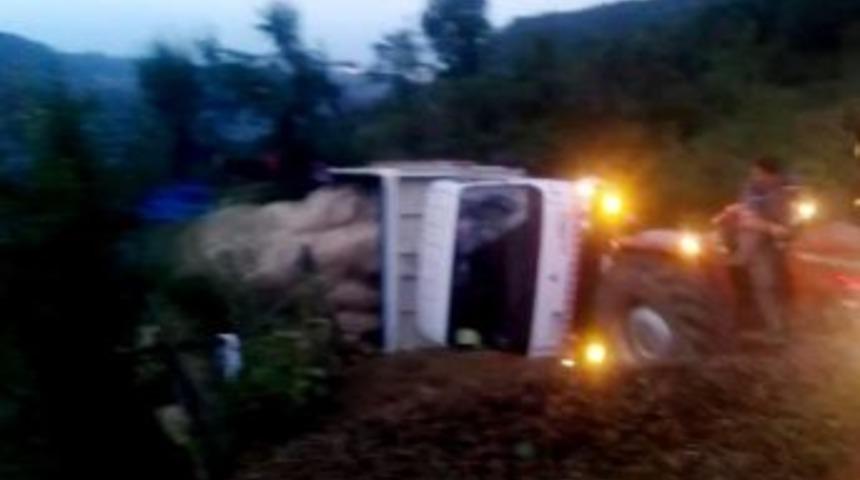 Fındık Y&uuml;kl&uuml; Kamyonet Yan Yattı