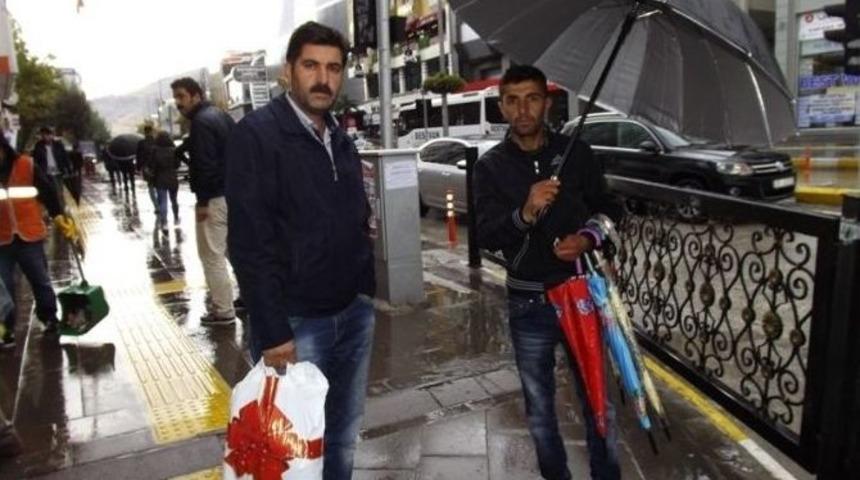 Sağanak Yağış Van&rsquo;da Taşkınlara Neden Oldu