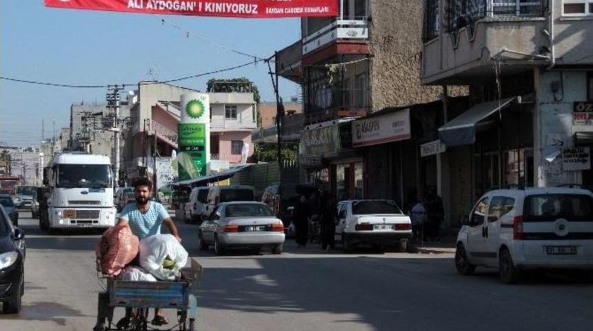 İslam&rsquo;a Hakaret Eden Meclis &Uuml;yesini Pankartla Kınadılar