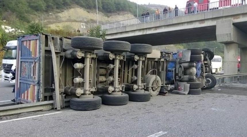 Tır&rsquo;dan D&uuml;şen Konteynere Otomobil &Ccedil;arptı: 3 &Ouml;l&uuml;, 3 Yaralı