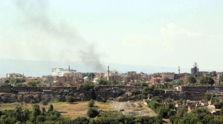 Bir Polisin Şehit Edildiği Diyarbakır&rsquo;da &Ccedil;atışmalar Şiddetlendi