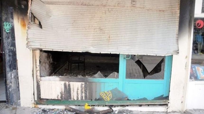 Cizre&rsquo;deki İzinsiz G&ouml;sterilerde İş Yerleri Ve Resmi Kurumlar Zarar G&ouml;rd&uuml;