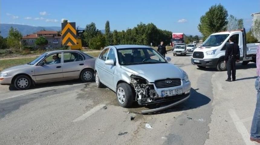 Kavşakta Meydana Gelen Kaza Ucuz Atlatıldı