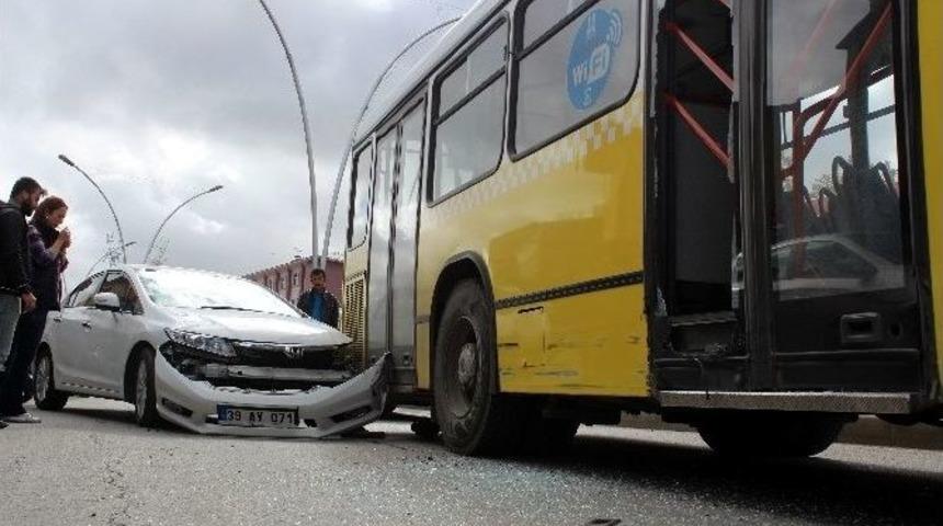Otomobil Otob&uuml;se &Ccedil;arptı, Trafik Tıkandı