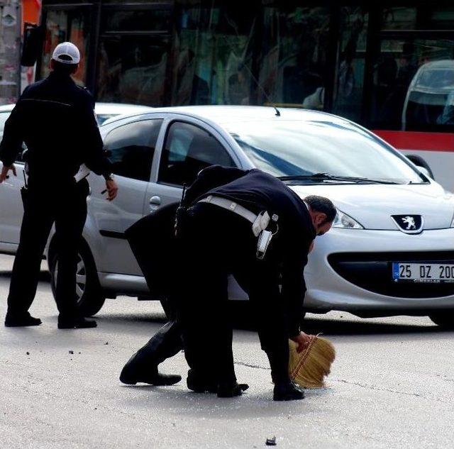 Otomobil Otobüse Çarptı, Trafik Tıkandı