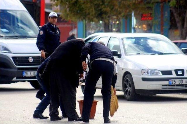 Otomobil Otobüse Çarptı, Trafik Tıkandı