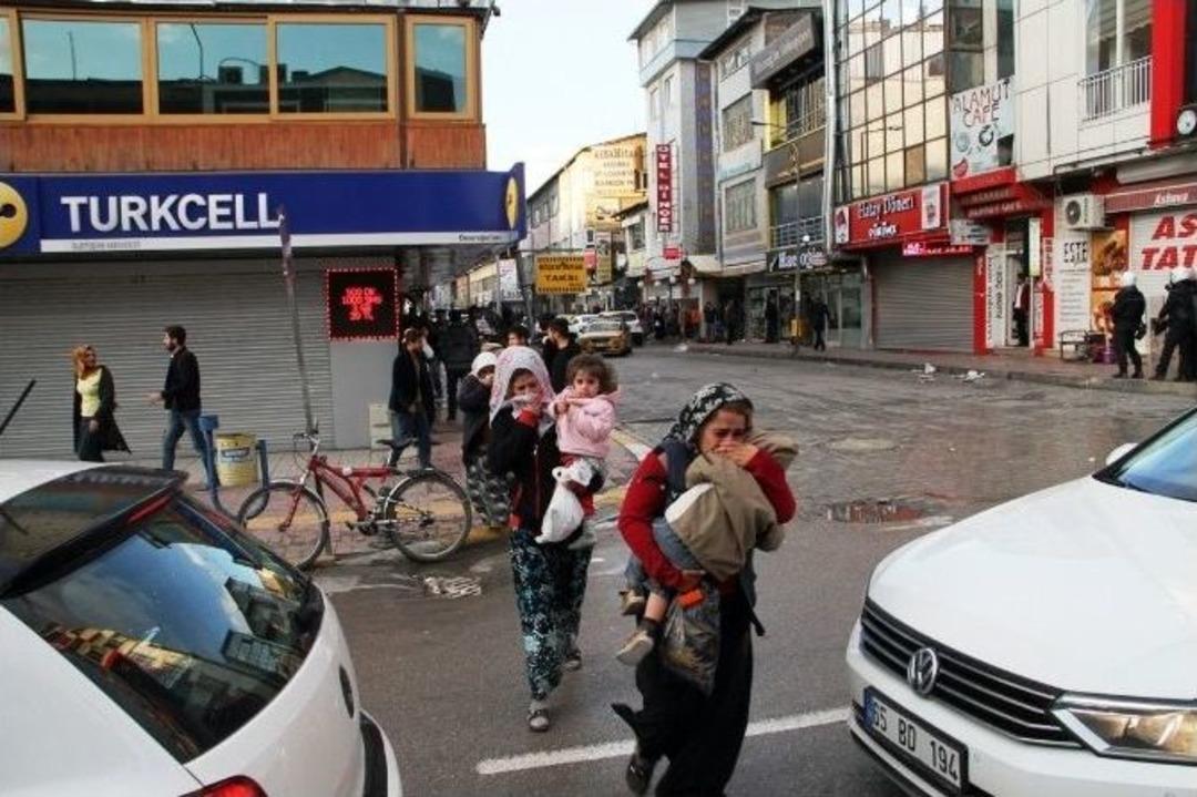 Van&rsquo;da Protesto Y&uuml;r&uuml;y&uuml;ş&uuml;nde Olaylar &Ccedil;ıktı
