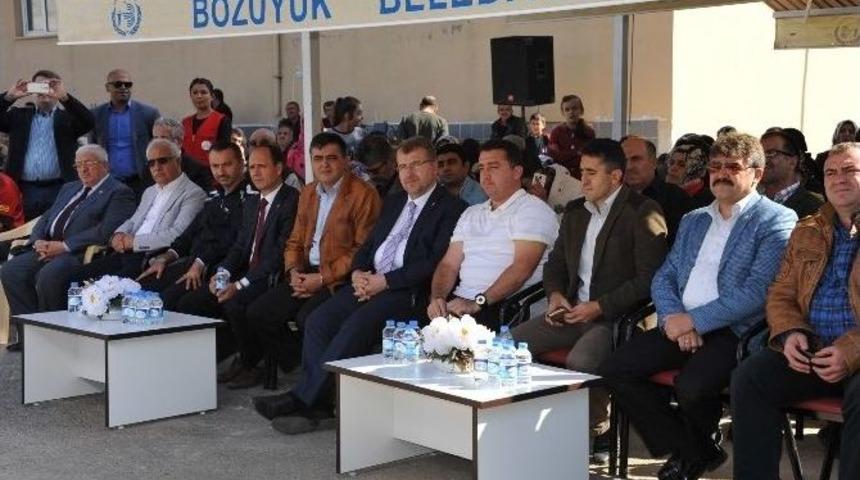 Başkan Bakıcı Boz&uuml;y&uuml;k&rsquo;te 11.&rsquo;inci Sentetik Sahayı A&ccedil;tı