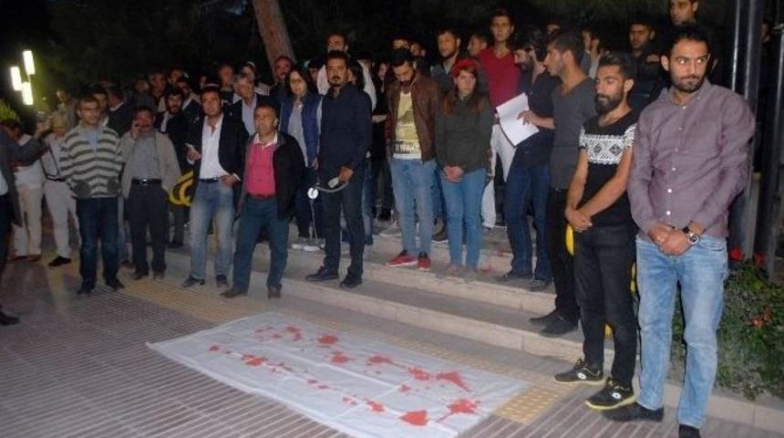 Barış Mitingi&rsquo;ne Katılan Grubu, G&ouml;zyaşlarıyla Karşıladılar