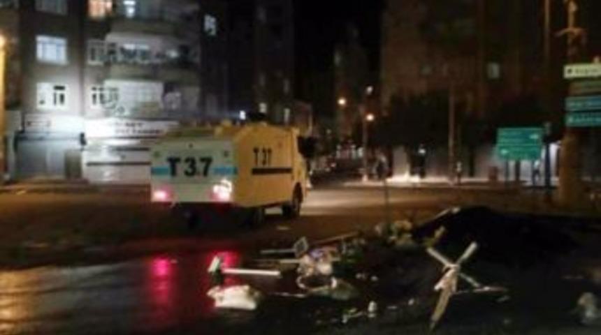 Diyarbakır&rsquo;da Yol Kapatan Gruba Polis M&uuml;dahale Etti