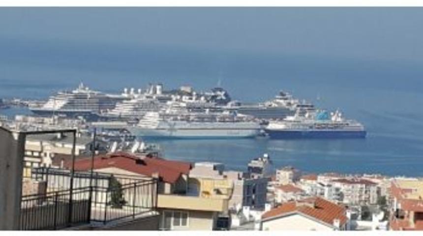 Kuşadası&rsquo;na Bir G&uuml;nde Gemiyle 18 Bin Turist Geldi