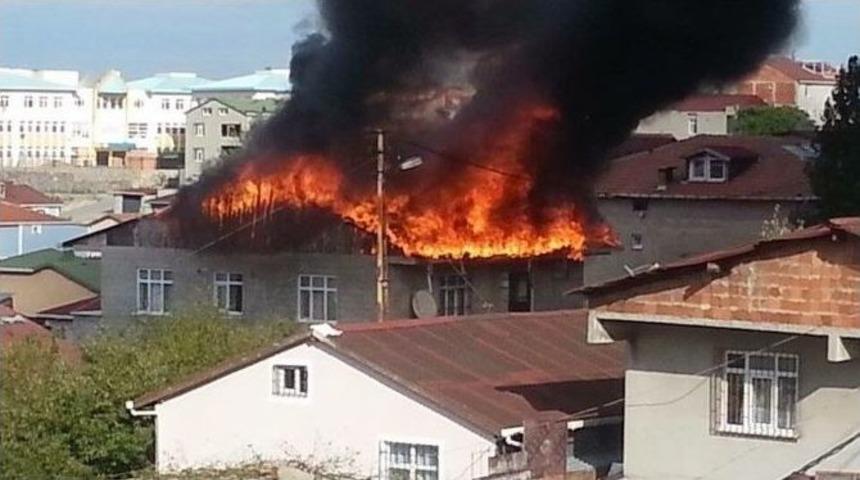 (&ouml;zel Haber) Apartmanın &Ccedil;atısında &Ccedil;ıkan Yangın Mahalle Sakinlerini Sokağa D&ouml;kt&uuml;