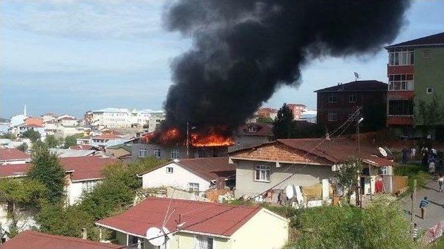 (özel Haber) Apartmanın Çatısında Çıkan Yangın Mahalle Sakinlerini Sokağa Döktü