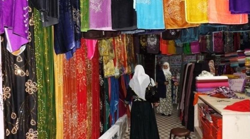 &Ccedil;atışmalı S&uuml;re&ccedil; Y&ouml;resel Kıyafet Satışını Durdurdu