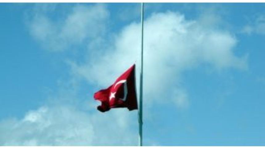 Alaplı&rsquo;da Bayraklar Yarıya İndi