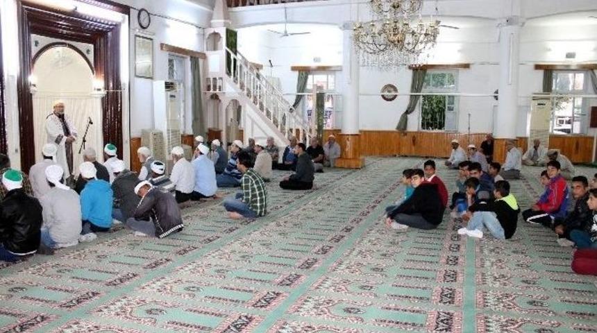 Kumluca&rsquo;da Gen&ccedil;ler, Ankara&rsquo;da Yaşamını Yitirenler İ&ccedil;in Dua Etti