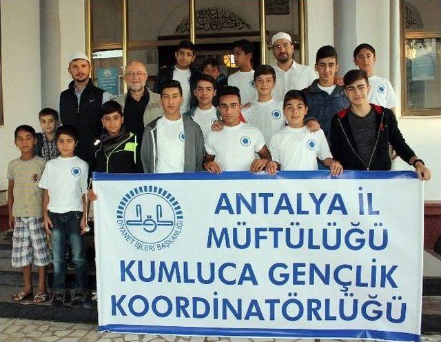 Kumluca’da Gençler, Ankara’da Yaşamını Yitirenler İçin Dua Etti