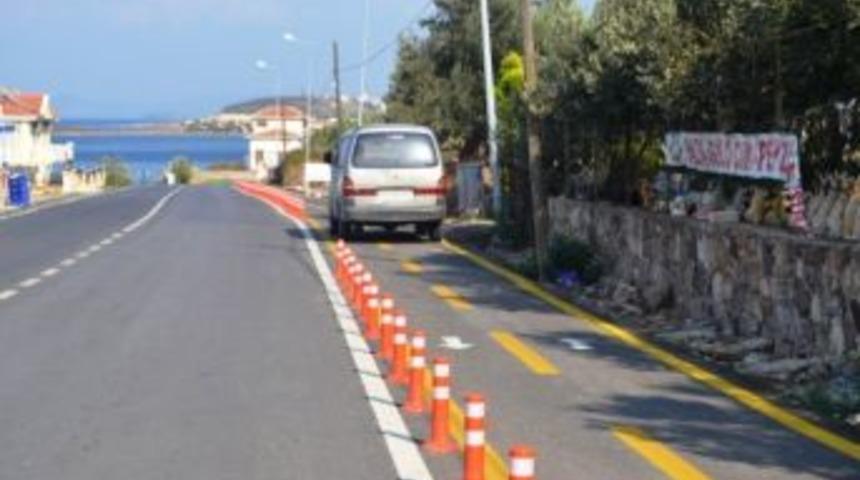 Cunda Bisiklet Yoluna Park Eden Ara&ccedil;lar Tepki &Ccedil;ekiyor