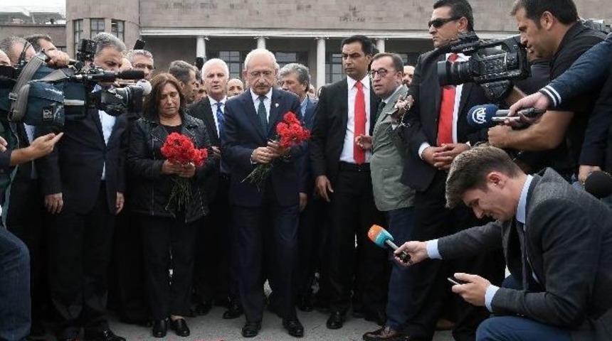 Chp Genel Başkanı Kılı&ccedil;daroğlu, Karanfil Bıraktı