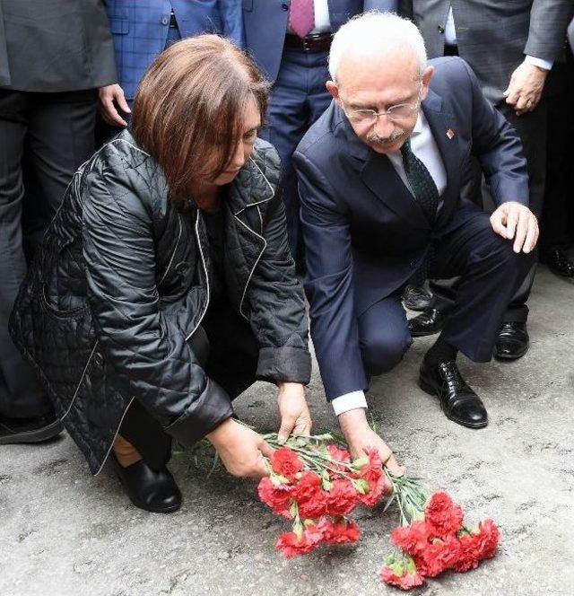 Chp Genel Başkanı Kılıçdaroğlu, Karanfil Bıraktı