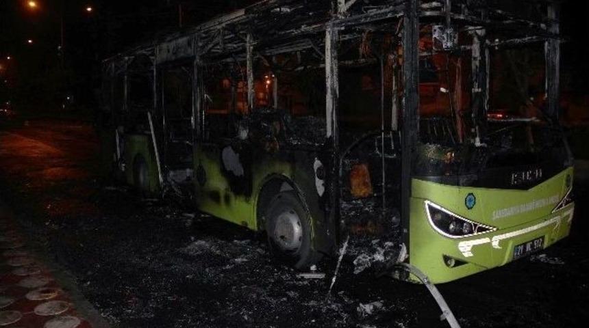 Diyarbakır&rsquo;da Y&uuml;zleri Maskeli Grup Otob&uuml;s&uuml; Yaktı