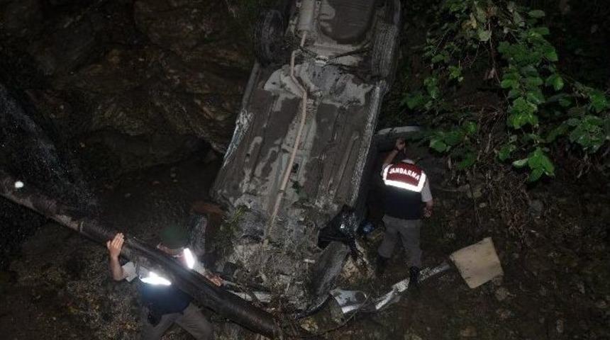 Otomobil Dereye U&ccedil;tu: 4 Yaralı