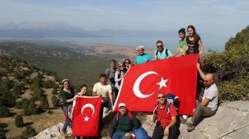 Doğaseverler Dağın Zirvesinde Ter&ouml;r&uuml; Lanetledi