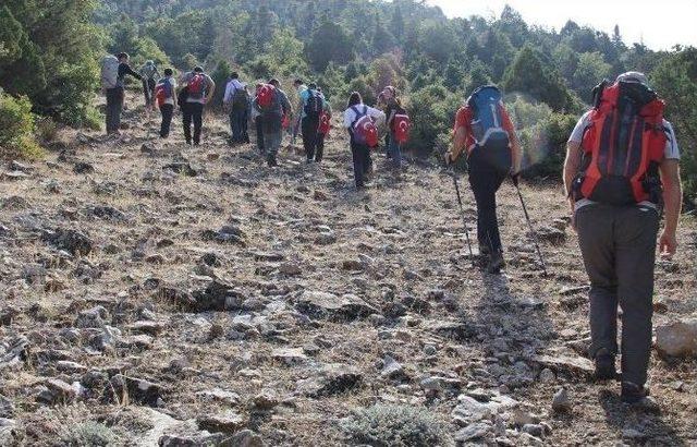 Doğaseverler Dağın Zirvesinde Terörü Lanetledi