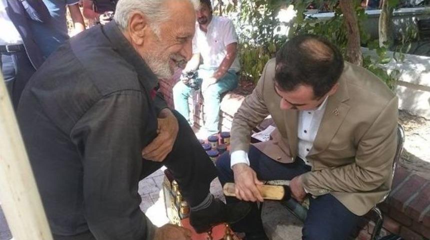 Ak Parti Mkyk &Uuml;yesi Erdem Ayakkabı Boyacısı Oldu