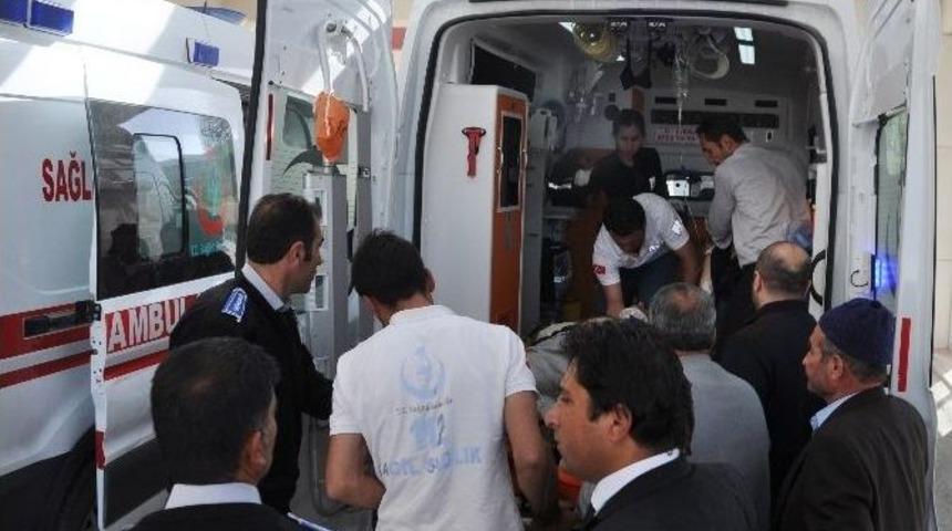 Minibüsle Otomobil Çarpıştı: 8’i Öğrenci 12 Yaralı