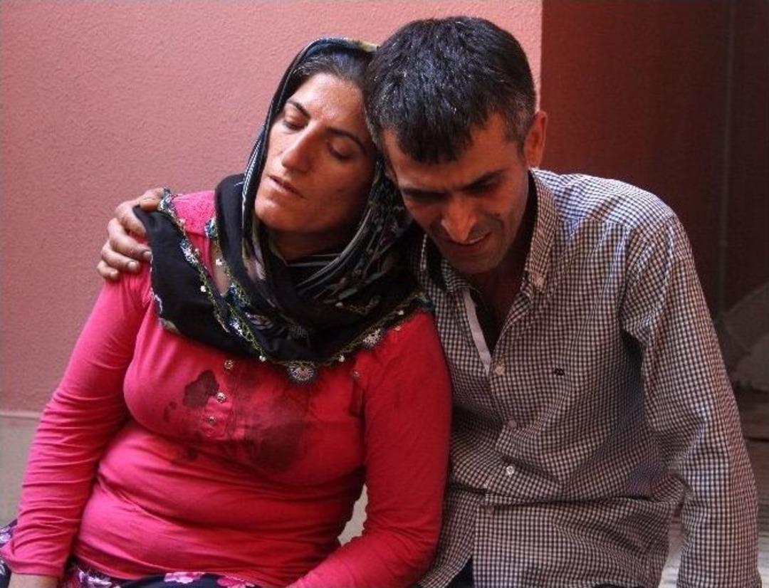 Acılı Anne Kanlı Tiş&ouml;rt&uuml;yle Kızını Bekledi