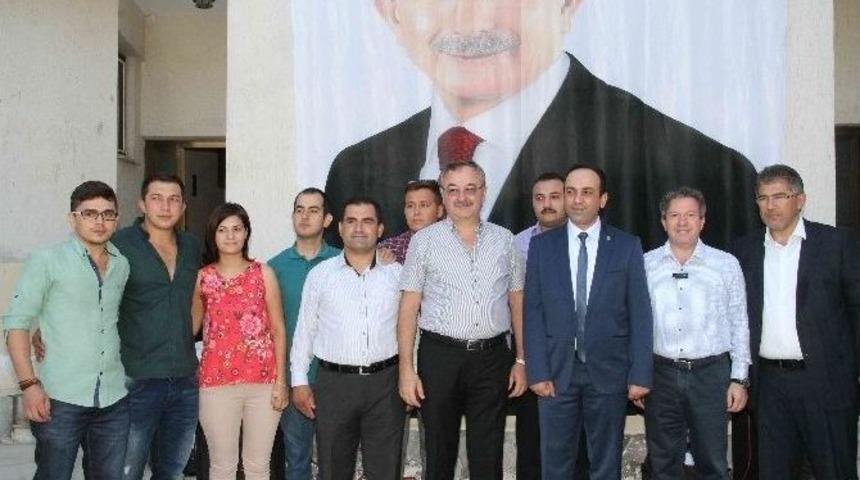 Ak Parti&rsquo;li &Ouml;zyer, Se&ccedil;im &Ccedil;alışmalarını S&uuml;rd&uuml;r&uuml;yor