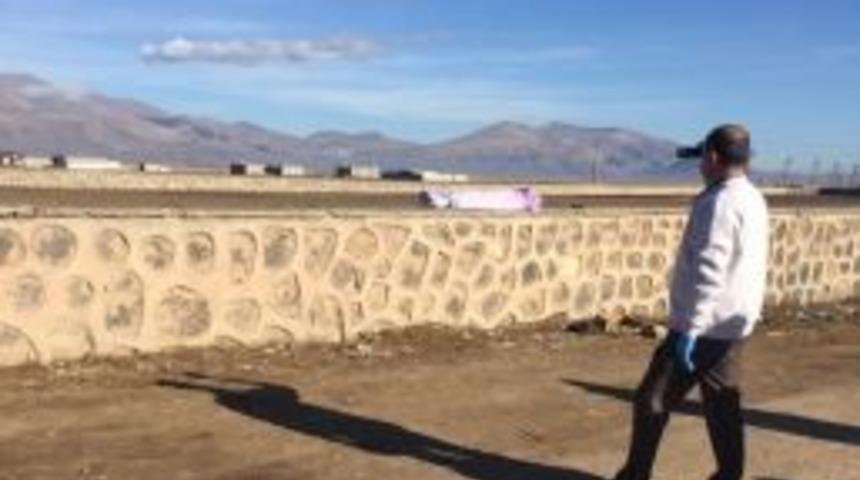 Ağrı&rsquo;da Duvar &Uuml;zerinde Bulunan Ceset Trabzon&rsquo;a G&ouml;nderildi